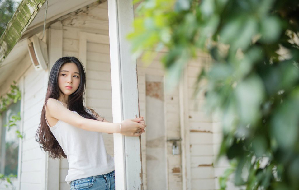 有一种人他信任你接纳你关心你理解你在乎你维护你，包容你他会为你毫无保留的付出，他能分享你的快乐，承接你的痛苦。你的冷暖他记在心里，你的安危他放在心上，他不允许别人对你有一丝一毫的侵犯伤害侮辱中伤。因为真正的爱情，离不开默默地奉献精心地守护，是真心地给予真心地付出。